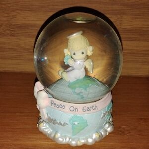 2003 Precious Moments Musical Water Angel Snow Globe with Peace on Earth Message